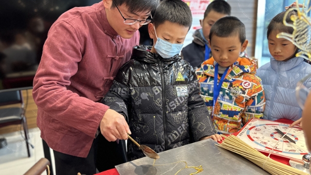 視頻|“好甜的年味兒！”江海小記者體驗巧手做糖畫