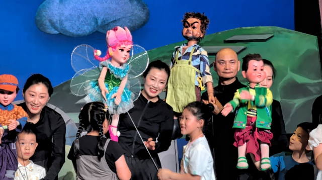 激勵觀眾向善進取，木偶劇《布羅鎮(zhèn)的郵遞員》精彩上演