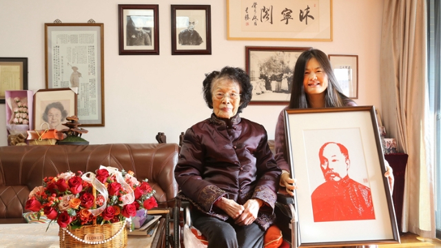 南通剪紙藝術家作品展中博友誼，獲得博茨瓦納總統(tǒng)點贊