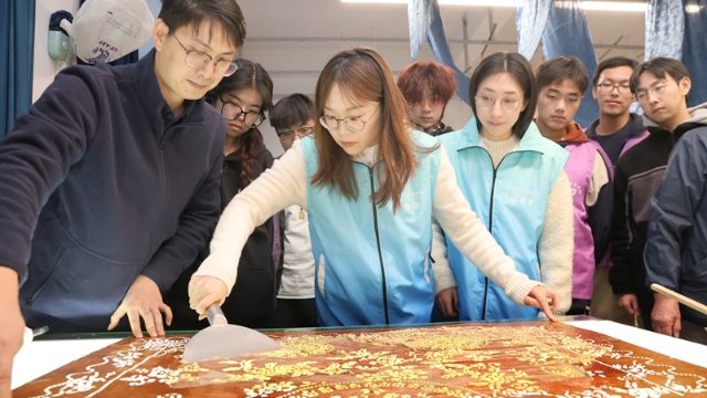 崇川將“非遺博物館”搬進了“社區(qū)”！南通藍印花布傳承基地揭牌